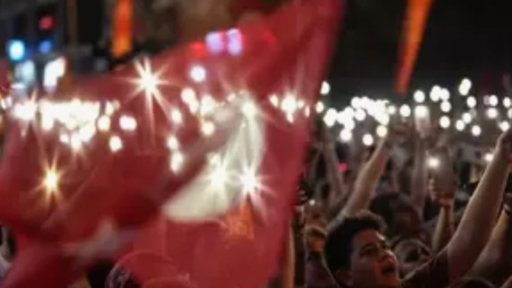 Halk Sokaklardan Çekilmiyor