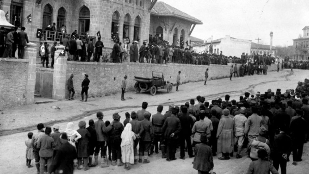 Cumhuriyet 'ilan' ve 'inşa' edilen bir devlet şeklidir