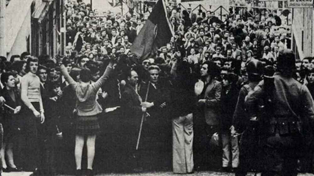 Gökyüzü Gri, Ama Umut İnadına Mavi