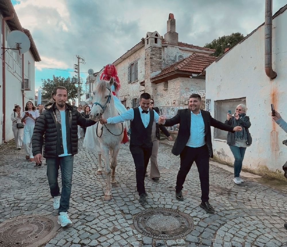 Datça’nın Badem Çiçeği Kokulu Sokaklarında Festival Bir Başka