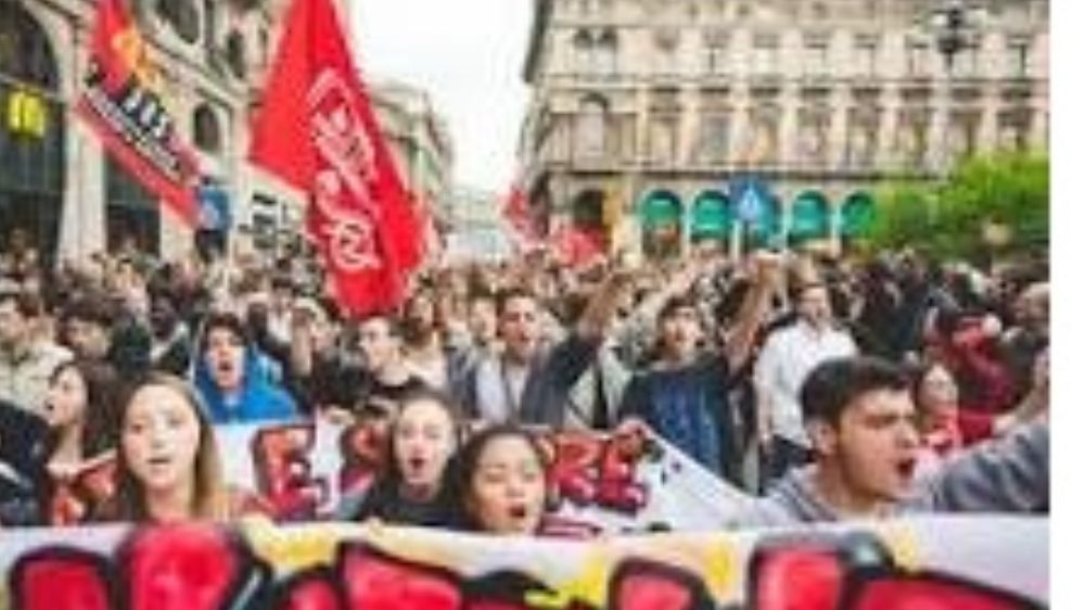   İtalya’da Gençler Sokakta