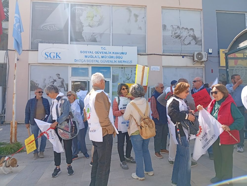 Datça’da Emekliler SGK Önünde Basın Açıklaması ve Oturma Eylemi Yaptı
