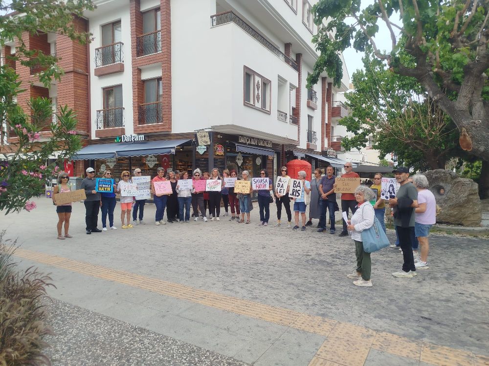Kadınlar Kızılay Kayseri Başkanı Cafer Beydilli'yi protesto etti