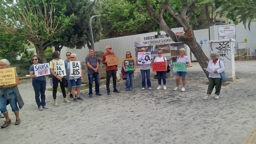 Kadınlar  Kızılay Kayseri Başkanı Cafer Beydilli'yi protesto etti