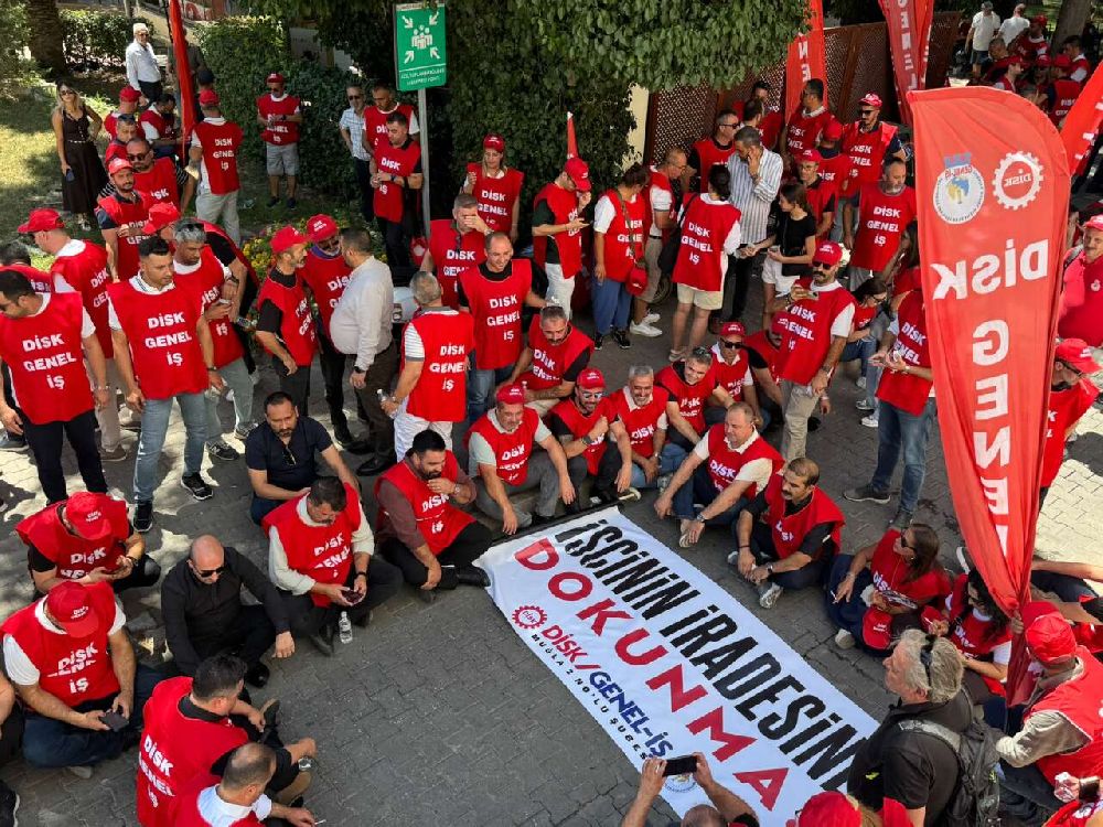 Genel-İş Sendikası Muğla Büyükşehir Belediyesi Önünde Eylem Yaptı