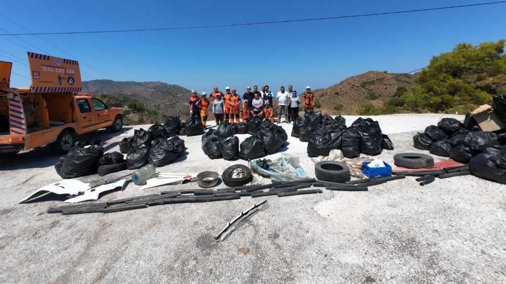 Datça’da Sarp Yamaçlardan 2 Tonun Üzerinde Atık Toplandı