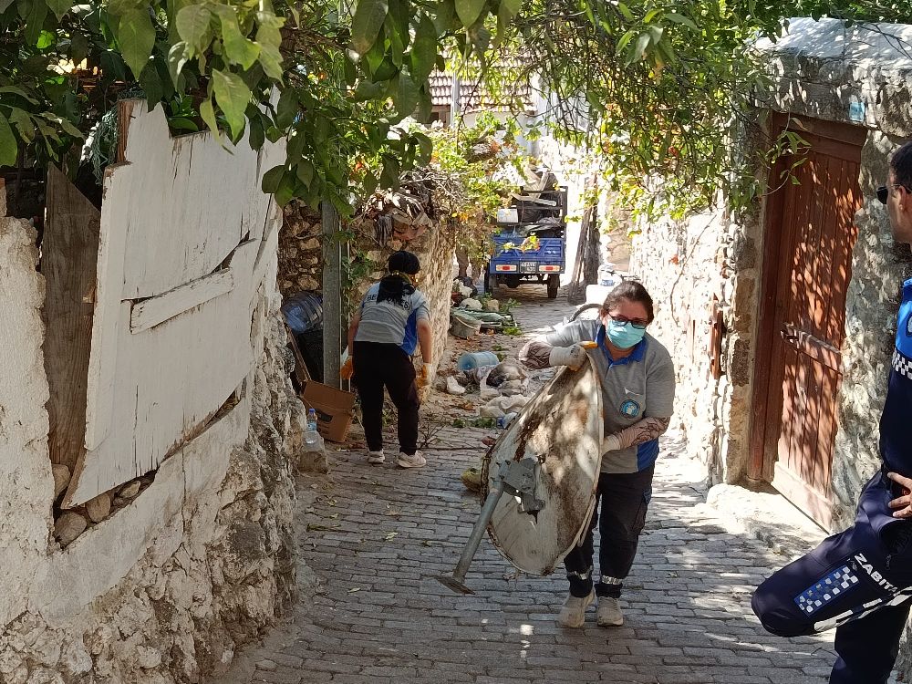Karaköy’de Çöp Ev Alarmı!